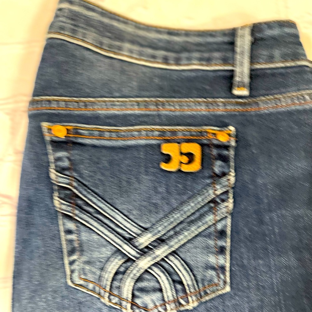 Joe’s Jeans size 32. Detailed pocket. Skinny leg. Chelsea fit. EUC.